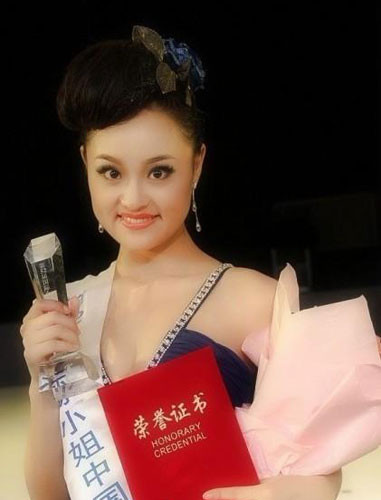 Á hậu 2 là người đẹp Đào Ngọc Khiết.