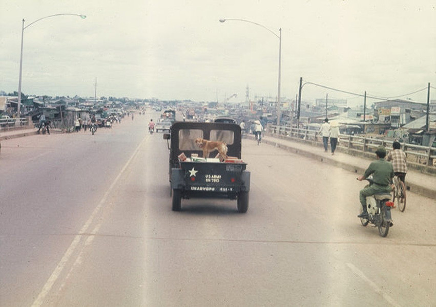 Nay là cầu Điện Biên Phủ. Ảnh. Darrel Lang.