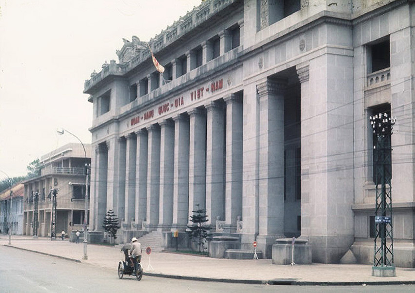 Từng là Nhà băng (ngân hàng) Sài Gòn. Ảnh. Darrel Lang.