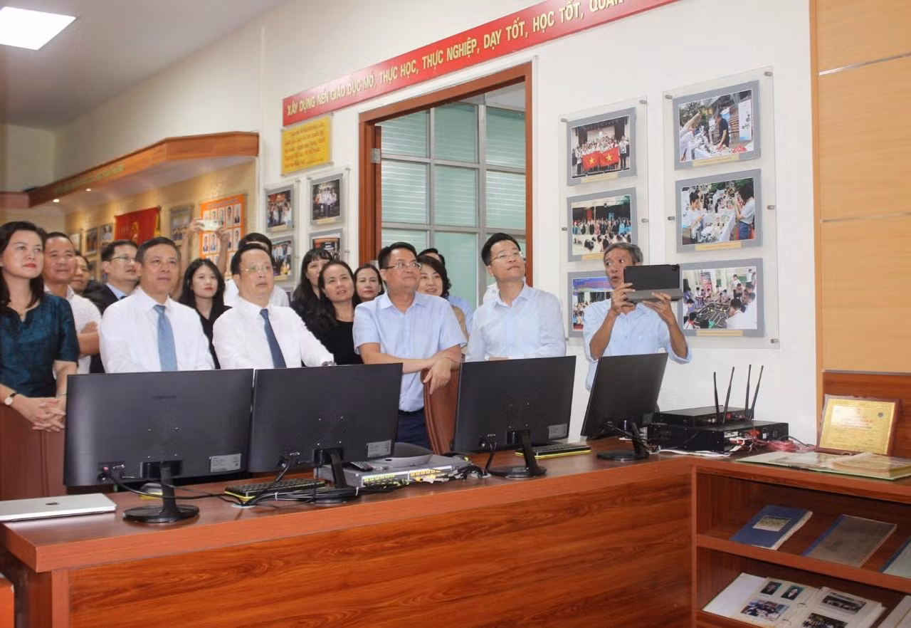 Các đại biểu tham quan Trung tâm điều hành giáo dục thông minh thành phố Hà Nội