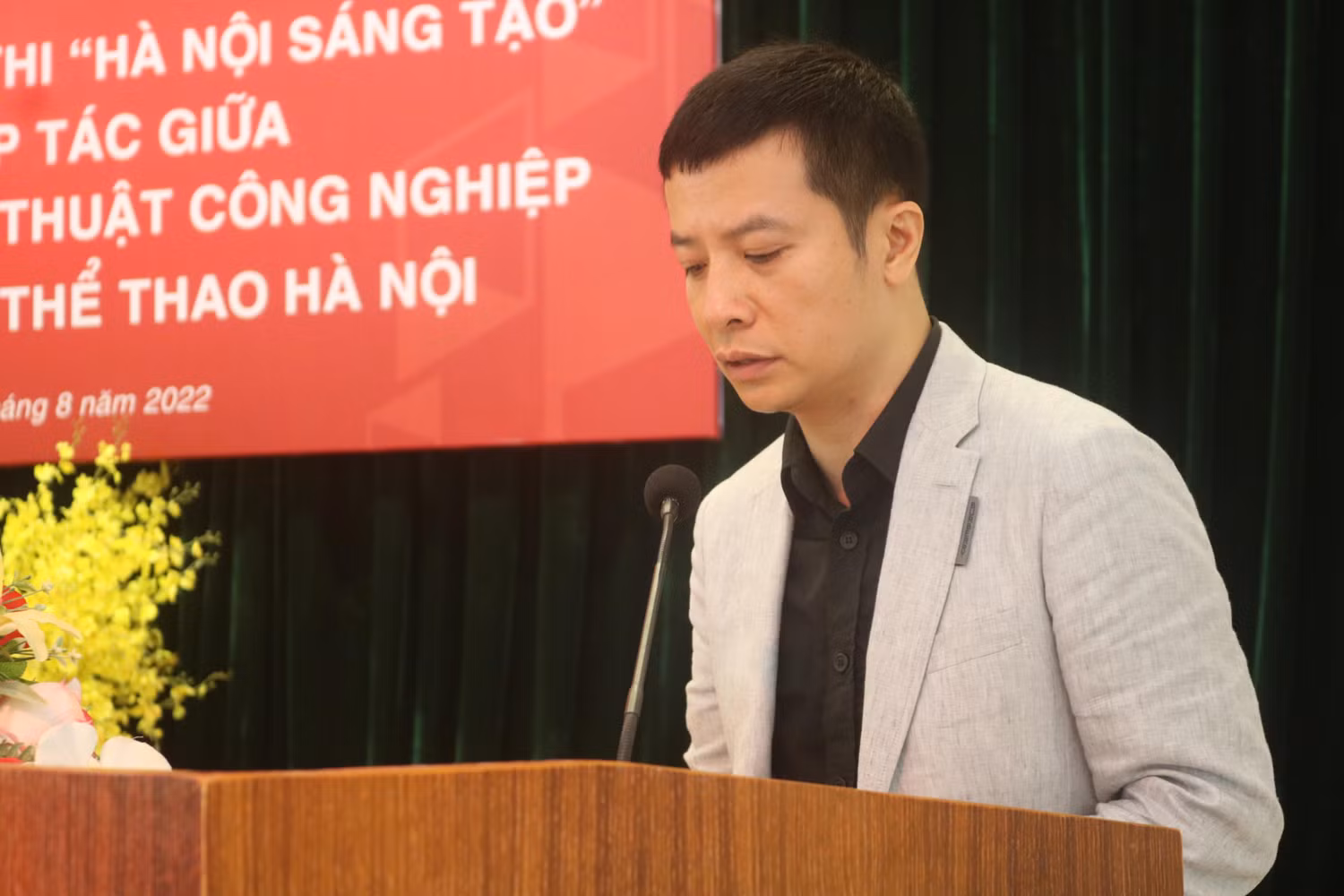Thầy Lưu Việt Thắng - Đại diện Ban tổ chức công bố thể lệ cuộc thi. Thầy Lưu Việt Thắng - Đại diện Ban tổ chức công bố thể lệ cuộc thi.
