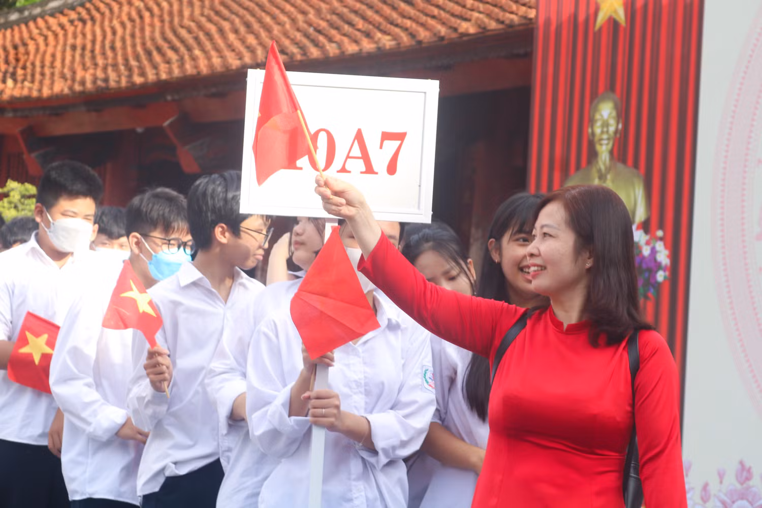 Đoàn học sinh lớp 10 và cô giáo chủ nhiệm đang diễu hành. Ảnh: Doãn Nhàn