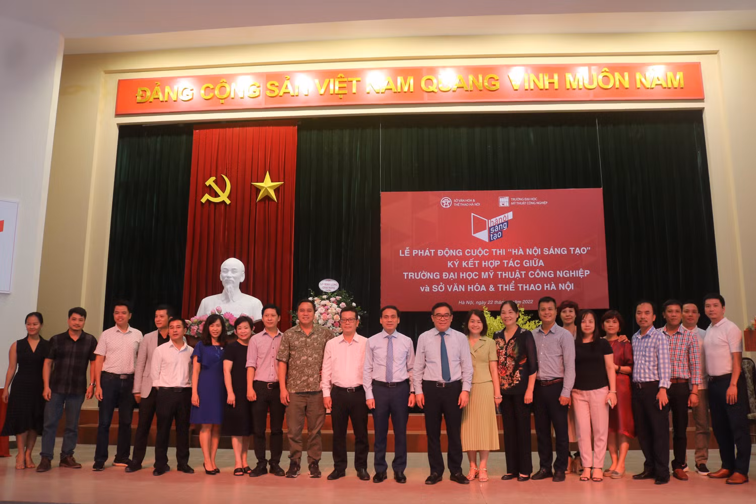Cuối buổi lễ, đại diện Trường Đại học Mỹ thuật Công nghiệp cùng lãnh đạo Sở Văn hóa và Thể thao Hà Nội và các đại biểu chụp ảnh lưu niệm. Cuối buổi lễ, đại diện Trường Đại học Mỹ thuật Công nghiệp cùng lãnh đạo Sở Văn hóa và Thể thao Hà Nội và các đại biểu chụp ảnh lưu niệm.