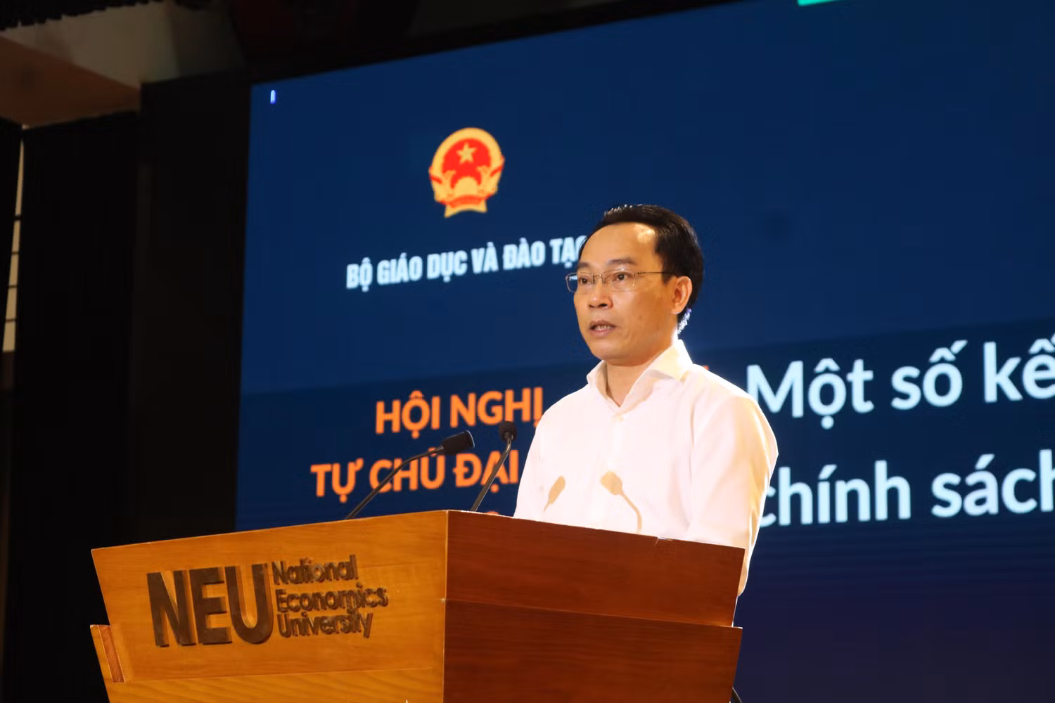 Thứ trưởng Hoàng Minh Sơn báo cáo về kết quả thực hiện tự chủ đại học. (Ảnh: Doãn Nhàn)