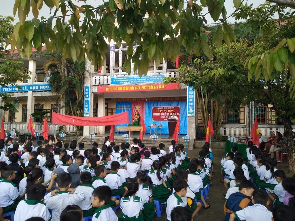 Thầy và trò trường Tiểu học số 1 Quảng Vinh (Thừa Thiên Huế). Ảnh: Website của trường.