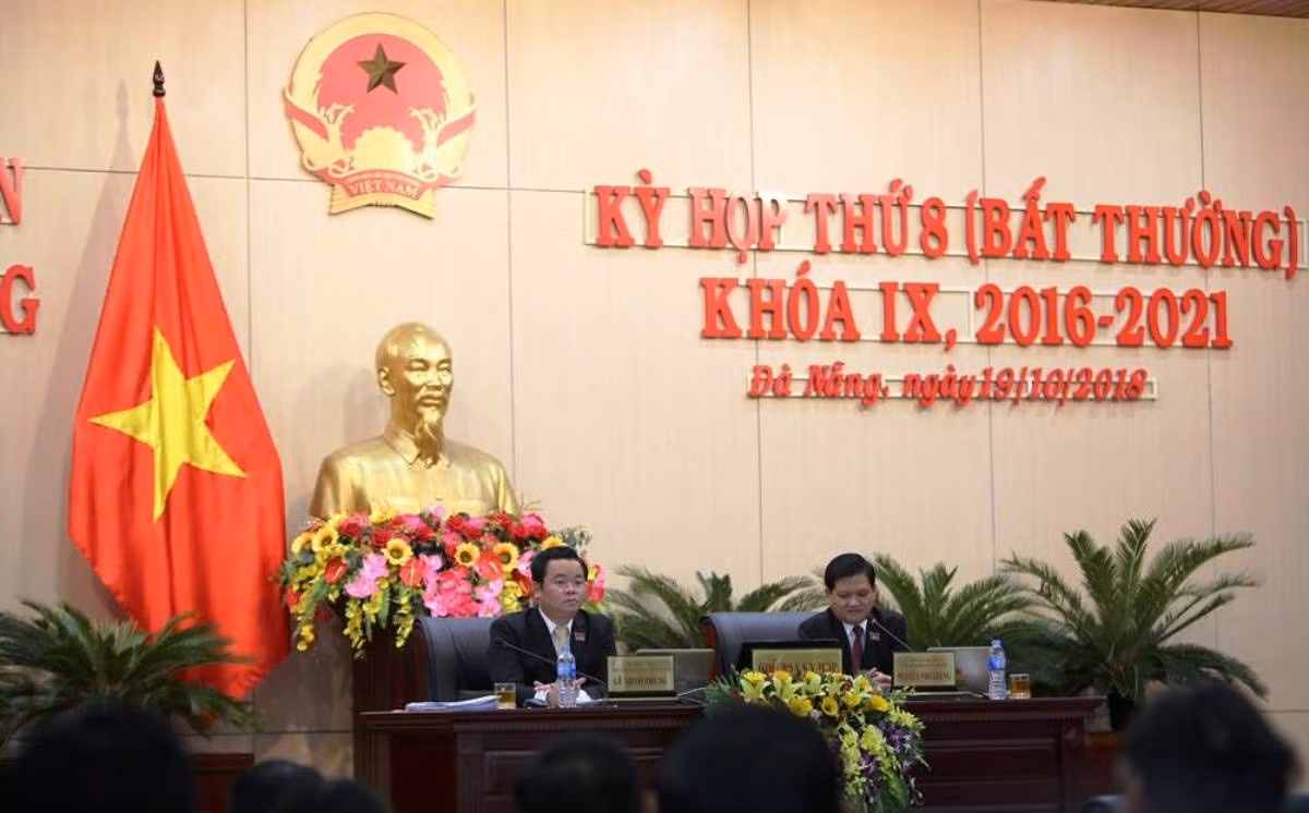 Các đại biểu Hội đồng nhân dân thành phố Đà Nẵng đã bỏ phiếu miễn nhiệm chức danh Phó trưởng ban Ban Kinh tế - Ngân sách đối với ông Lê Văn Quang. Ảnh: TT