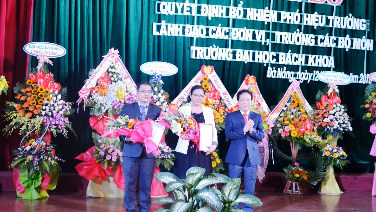 Công bố quyết định bổ nhiệm Phó Hiệu trưởng Trường Đại học Bách khoa Đà Nẵng. Ảnh: TT Công bố quyết định bổ nhiệm Phó Hiệu trưởng Trường Đại học Bách khoa Đà Nẵng. Ảnh: TT