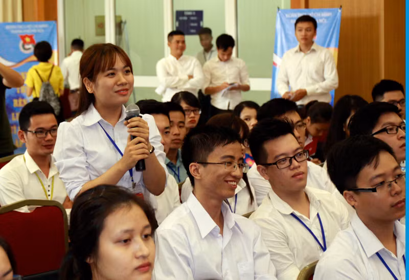 Thủ khoa xuất sắc Đại học Ngoại thương đặt câu hỏi dành cho các khách mời (Ảnh: V/Đ) Thủ khoa xuất sắc Đại học Ngoại thương đặt câu hỏi dành cho các khách mời (Ảnh: V/Đ)