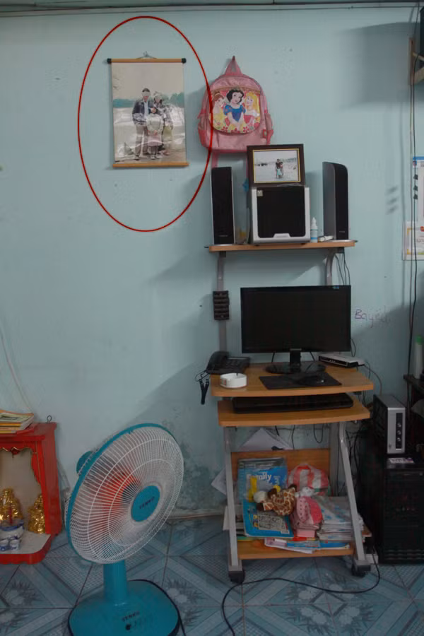 Tấm ảnh cả gia đình đi du lịch vẫn còn được trên tường nhà anh N.T.A Tấm ảnh cả gia đình đi du lịch vẫn còn được trên tường nhà anh N.T.A