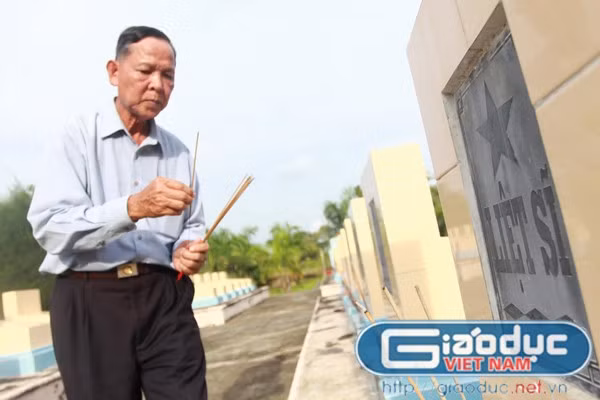 Tướng Thành thắp hương tại nghĩa trang thương binh liệt sĩ Tướng Thành thắp hương tại nghĩa trang thương binh liệt sĩ