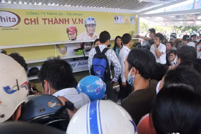 Đà Nẵng không muốn việc cấp đổi GPLX theo mẫu mới lại tái diễn cảnh hỗn loạn như khi đổi mũ bảo hiểm đạt chất lượng cho người dân cách đây ít lâu. Đà Nẵng không muốn việc cấp đổi GPLX theo mẫu mới lại tái diễn cảnh hỗn loạn như khi đổi mũ bảo hiểm đạt chất lượng cho người dân cách đây ít lâu.