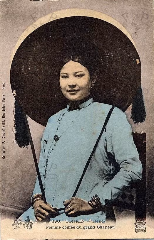 ...Phụ nữ Việt Nam vốn đôn hậu, dịu hiền, đoan trang, ý tứ. Phụ nữ Hà Nội hình như còn bình phương chất ấy lên trong tính cách từ trong gia đình đến ngoài xã hội. Trong ảnh: Một phụ nữ Hà Nội đội nón quai thao. ...Phụ nữ Việt Nam vốn đôn hậu, dịu hiền, đoan trang, ý tứ. Phụ nữ Hà Nội hình như còn bình phương chất ấy lên trong tính cách từ trong gia đình đến ngoài xã hội. Trong ảnh: Một phụ nữ Hà Nội đội nón quai thao.