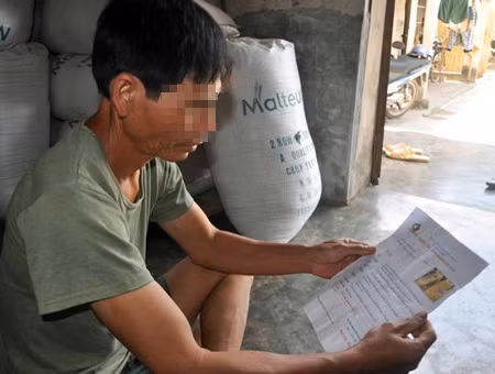 Anh Lê Văn Khuynh (chồng chị Liên) mang giấy đi siêu âm, xét nghiệm tử cung buồng trứng của vợ mình ra cho PV xem.