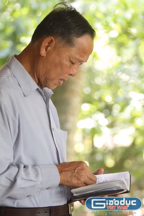 Theo Tướng Thành, “hậu phương” vững chắc để người cán bộ yên tâm toàn tâm toàn ý cho công việc là điều kiện vô cùng quan trọng nhưng không phải là tất cả. Cán bộ không tu dưỡng đạo đức, suy thoái chính trị, tư tưởng lưng chừng, nửa vời thì khó mà tận tâm với trách nhiệm. Theo Tướng Thành, “hậu phương” vững chắc để người cán bộ yên tâm toàn tâm toàn ý cho công việc là điều kiện vô cùng quan trọng nhưng không phải là tất cả. Cán bộ không tu dưỡng đạo đức, suy thoái chính trị, tư tưởng lưng chừng, nửa vời thì khó mà tận tâm với trách nhiệm.