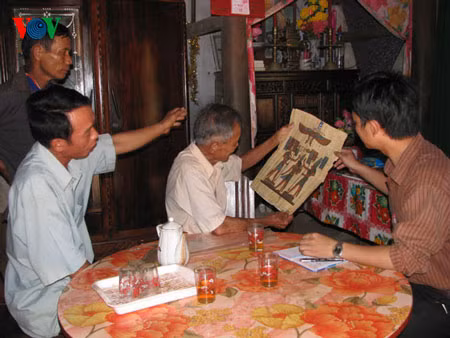 Cụ Thẩm cùng các thợ mộc trong làng xem đơn hàng gửi từ Áo về.