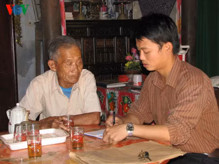 Cụ Thẩm trò chuyện với cán bộ sở VHTTDL tỉnh Quảng