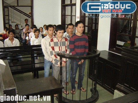 Bị cáo Tấn, Châu, Huy, Quốc trước vành móng ngựa.