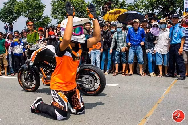 Không ít khán giả cười nói sảng khoái, chụp ảnh "làm kỷ niệm" hình ảnh tay đua Malaysia quỳ lạy ý thức khán giả Việt Không ít khán giả cười nói sảng khoái, chụp ảnh "làm kỷ niệm" hình ảnh tay đua Malaysia quỳ lạy ý thức khán giả Việt