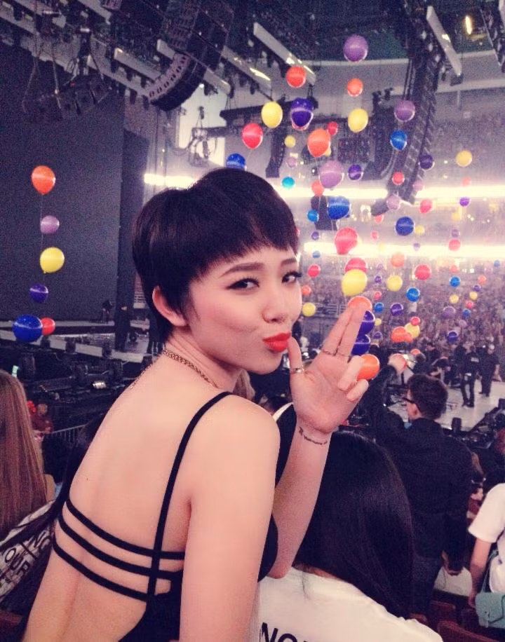 Nữ ca sĩ hải ngoại ăn mặc rất sexy, bốc lửa cho giống thần tượng của cô. Nữ ca sĩ hải ngoại ăn mặc rất sexy, bốc lửa cho giống thần tượng của cô.