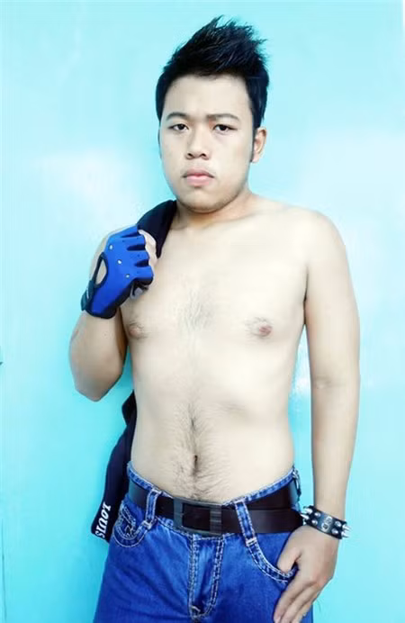 Chàng trai cố gắng nín thở hóp bụng nhưng vẫn để lộ vòng bụng ngấn mỡ