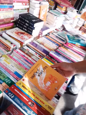 Sách lậu, sách bị thu hồi vẫn được bán tràn lan (ảnh minh họa)