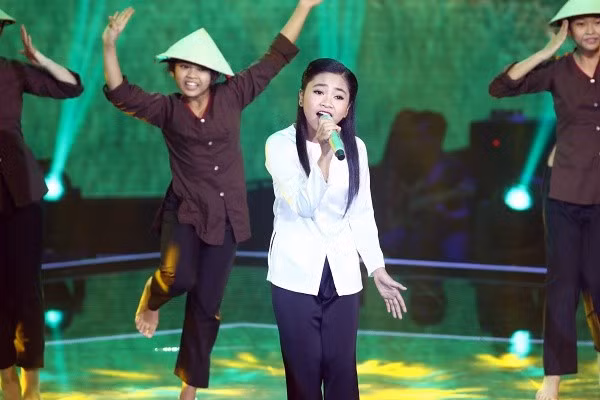 Thiên Nhâm chinh phục khán giả bằng nhạc quê hương