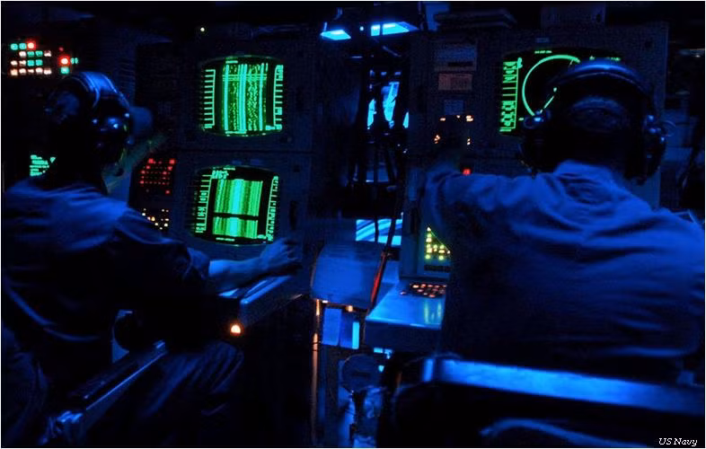 Tàu ngầm không có cửa sổ nên công nghệ định vị (sonar) chính là tai và mắt của thủy thủ đoàn