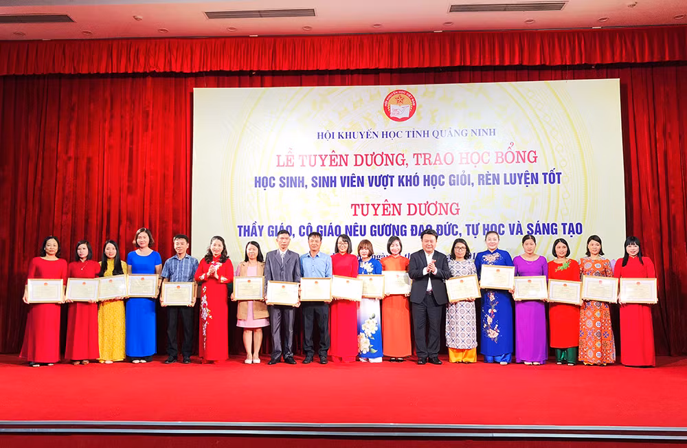 Tặng giấy khen và trao thưởng cho 18 thầy cô giáo tiêu biểu trong phong trào thi đua thực hiện cuộc vận động "Mỗi thầy cô giáo là một tấm gương đạo đức, tự học và sáng tạo". (Ảnh: CTV)