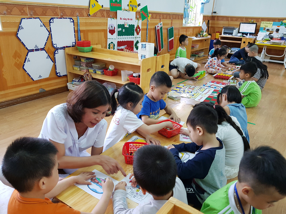 Chính niềm yêu thương con trẻ là động lực giúp cô giáo Trần Thị Liên vượt qua căn bệnh ung thư quái ác, gắn bó với sự nghiệp "trồng người". (Ảnh: Lã Tiến)