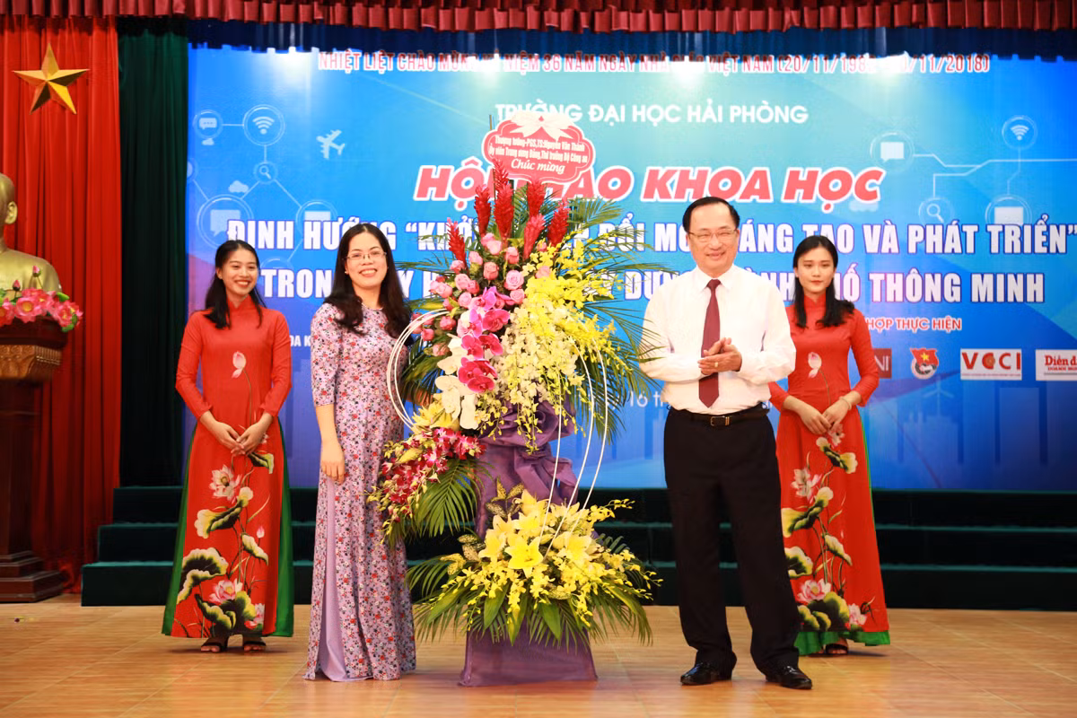 Thượng tướng Nguyễn Văn Thành, Thứ trưởng Bộ Công an tặng hoa chúc mừng thầy và trò Trường đại học Hải Phòng nhân Ngày hiến chương các nhà giáo. (Ảnh: Lã Tiến)