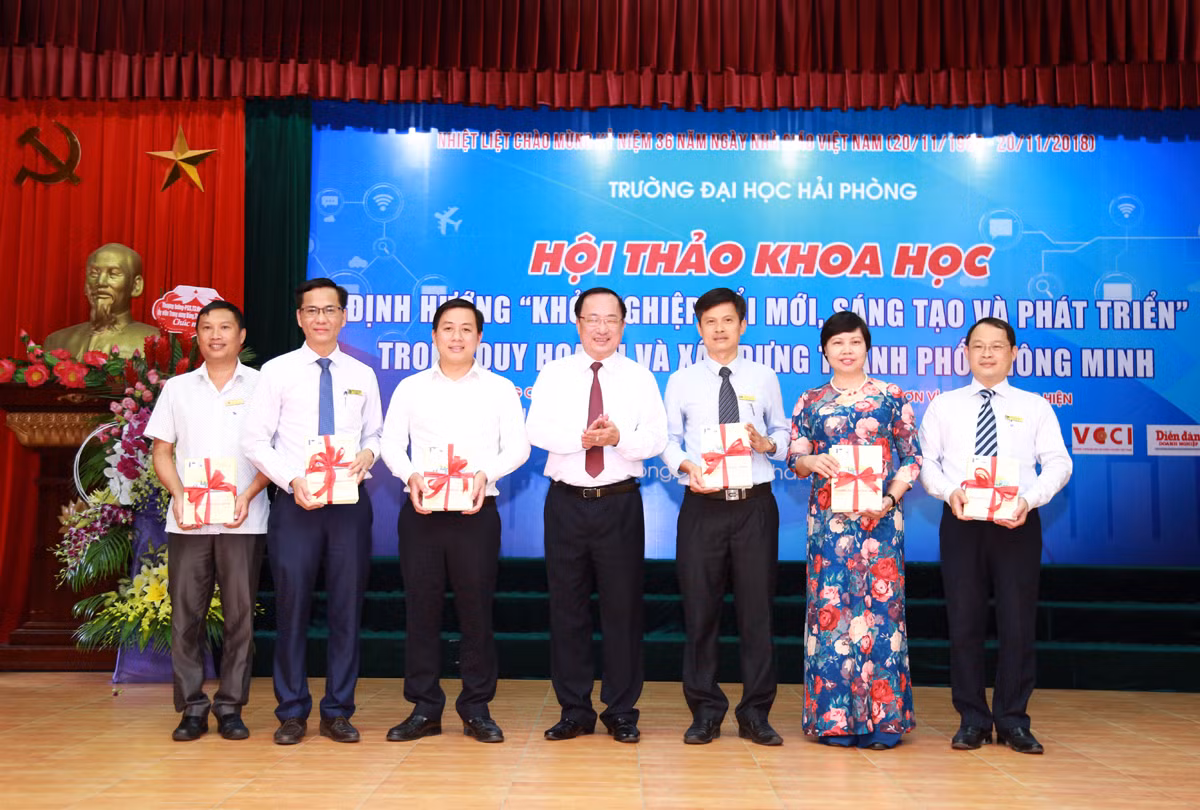 Thượng tướng Nguyễn Văn Thành, Thứ trưởng Bộ Công an trao sách phục vụ hoạt động đào tạo và nghiên cứu khoa học tặng các đại biểu tham gia hội thảo. (Ảnh: Lã Tiến)