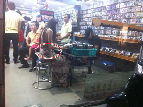 Mẹ Công Vinh cũng vừa trở về quê Nghệ An sau khi vào chăm sóc con dâu tương lai Thủy Tiên 20 ngày. Bà Tuệ vui mừng cho biết: 'Tôi vui lắm! Chưa biết là con trai hay con gái vì Thủy Tiên mới chỉ mang bầu 3 tháng'. Mẹ Công Vinh cũng vừa trở về quê Nghệ An sau khi vào chăm sóc con dâu tương lai Thủy Tiên 20 ngày. Bà Tuệ vui mừng cho biết: 'Tôi vui lắm! Chưa biết là con trai hay con gái vì Thủy Tiên mới chỉ mang bầu 3 tháng'.
