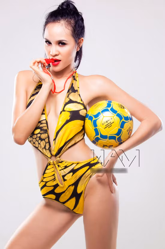 Với một bản lĩnh của người quá quen thuộc với sự khắc nghiệt trong showbiz, Phương Mai chọn cách im lặng để đối chọi với tin đồn. Không những thế, cô nàng còn thiêu đốt cánh mày râu bằng bộ ảnh cực kỳ nóng bỏng bên trái bóng tròn để hòa nhịp với những trận cầu đầy căng thẳng tại Euro 2012. (Theo Khám Phá) Với một bản lĩnh của người quá quen thuộc với sự khắc nghiệt trong showbiz, Phương Mai chọn cách im lặng để đối chọi với tin đồn. Không những thế, cô nàng còn thiêu đốt cánh mày râu bằng bộ ảnh cực kỳ nóng bỏng bên trái bóng tròn để hòa nhịp với những trận cầu đầy căng thẳng tại Euro 2012. (Theo Khám Phá)