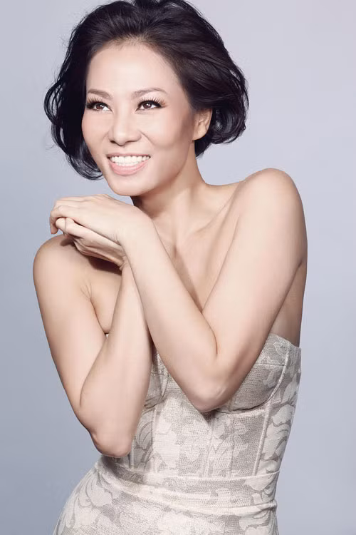 Trước câu hỏi: Đến tuổi này có ai chê chị là gái ế không? Thu Minh cho biết: "Tôi cũng không biết, nhưng chắc là cũng có đấy. Tuy nhiên cách nói của mọi người lại làm tôi thấy dễ chịu và vui hơn là buồn. Ví dụ như bạn bè gặp tôi thường hay nói rằng: "Khiếp bà đến tuổi này rồi mà chưa có gì ràng buộc suốt ngày lưng tưng thích làm gì thì làm. Sướng thế!...". Trước câu hỏi: Đến tuổi này có ai chê chị là gái ế không? Thu Minh cho biết: "Tôi cũng không biết, nhưng chắc là cũng có đấy. Tuy nhiên cách nói của mọi người lại làm tôi thấy dễ chịu và vui hơn là buồn. Ví dụ như bạn bè gặp tôi thường hay nói rằng: "Khiếp bà đến tuổi này rồi mà chưa có gì ràng buộc suốt ngày lưng tưng thích làm gì thì làm. Sướng thế!...".