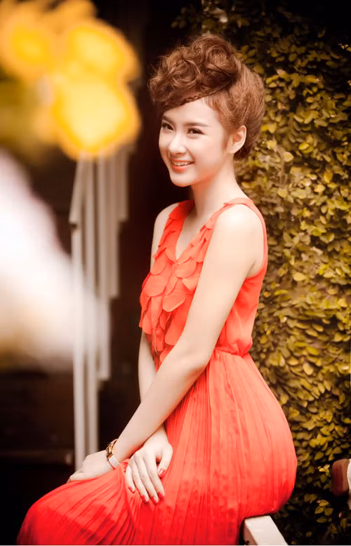 Trong buổi làm việc cùng Phương Trinh - Nữ hoàng scandal mới hiện nay, nam ca sĩ chia sẻ rằng anh có nhiều ấn tượng tốt với cô gái trẻ và xinh đẹp này: "Phương Trinh không giống như những gì trước đây tôi nghĩ. Tôi rất ấn tượng với phong cách làm việc của Phương Trinh và thấy cô ấy là người dễ gần và lại… rất đáng yêu". (Theo Zing) Trong buổi làm việc cùng Phương Trinh - Nữ hoàng scandal mới hiện nay, nam ca sĩ chia sẻ rằng anh có nhiều ấn tượng tốt với cô gái trẻ và xinh đẹp này: "Phương Trinh không giống như những gì trước đây tôi nghĩ. Tôi rất ấn tượng với phong cách làm việc của Phương Trinh và thấy cô ấy là người dễ gần và lại… rất đáng yêu". (Theo Zing)