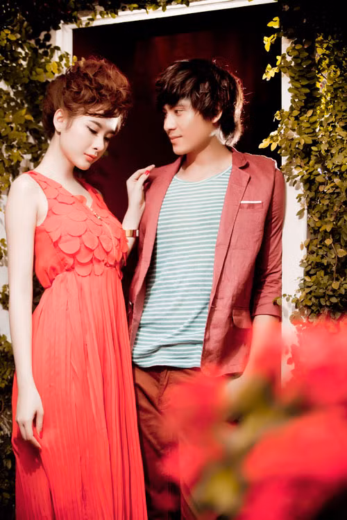 Tuần qua, Angela Phương Trinh đã có buổi làm việc với chàng ca sĩ Blue Duy Linh. Mặc dù ngay trong thời điểm bị dư luận ném đá, nhưng cô nàng tuổi teen vẫn rất vui vẻ và nhiệt tình trong công việc. Tuần qua, Angela Phương Trinh đã có buổi làm việc với chàng ca sĩ Blue Duy Linh. Mặc dù ngay trong thời điểm bị dư luận ném đá, nhưng cô nàng tuổi teen vẫn rất vui vẻ và nhiệt tình trong công việc.