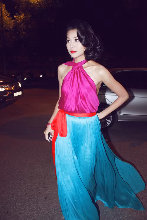 Giám khảo cuộc thi 'Siêu mẫu Việt Nam 2012' Thanh Hằng thu hút mọi ống kính khi hở trọn tấm lưng trần gợi cảm. Đến chấm thi đêm chung kết Siêu mẫu vào tối qua (24/6) tại Hà Nội, Thanh Hằng nổi bật với bộ đầm color block của một thương hiệu thời trang nổi tiếng. Giá niêm yết online của chiếc váy là 6.800 USD. Giám khảo cuộc thi 'Siêu mẫu Việt Nam 2012' Thanh Hằng thu hút mọi ống kính khi hở trọn tấm lưng trần gợi cảm. Đến chấm thi đêm chung kết Siêu mẫu vào tối qua (24/6) tại Hà Nội, Thanh Hằng nổi bật với bộ đầm color block của một thương hiệu thời trang nổi tiếng. Giá niêm yết online của chiếc váy là 6.800 USD.