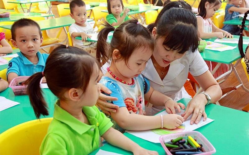 Giáo viên mầm non phải kiêm nhiệm thêm nhiều công việc nhưng mức lương hiện đang thấp (Ảnh: Cổng thông tin điện tử Bộ Giáo dục và Đào tạo)