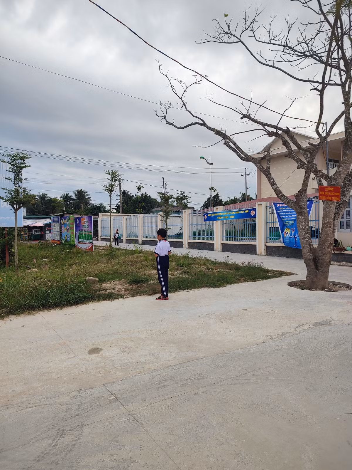 Tan trường cả tiếng vẫn có học sinh đứng chờ cha mẹ đón ngoài cổng trường (Ảnh P.T) Tan trường cả tiếng vẫn có học sinh đứng chờ cha mẹ đón ngoài cổng trường (Ảnh P.T)