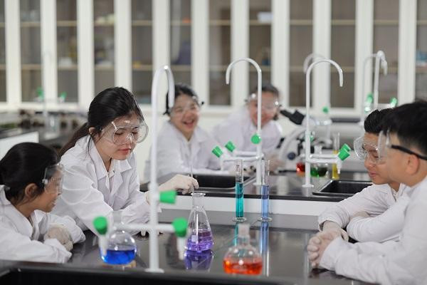 Tiết học của thầy và trò Trường Tiểu học, Trung học cơ sở và Trung học phổ thông Deway Hải Phòng (Ảnh: thedewayschool.edu.vn) Tiết học của thầy và trò Trường Tiểu học, Trung học cơ sở và Trung học phổ thông Deway Hải Phòng (Ảnh: thedewayschool.edu.vn)