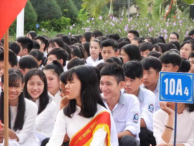 Nhiều em học sinh vùng biển ở Quảng Bình đã phải vượt qua rất nhiều khó khăn mới có thể đến trường Nhiều em học sinh vùng biển ở Quảng Bình đã phải vượt qua rất nhiều khó khăn mới có thể đến trường