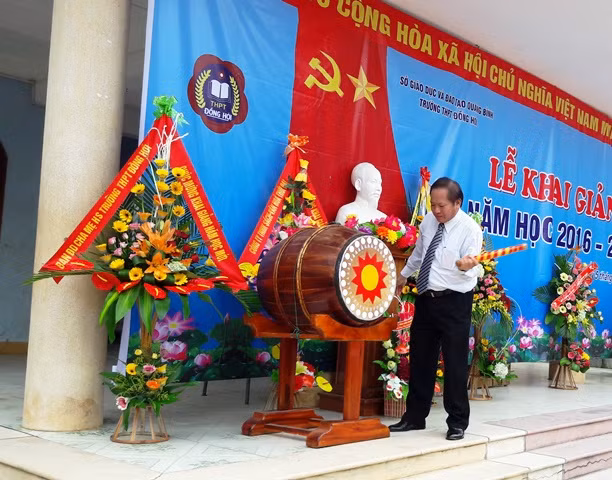 Bộ trưởng Trương Minh Tuấn đánh trống khai trường Bộ trưởng Trương Minh Tuấn đánh trống khai trường