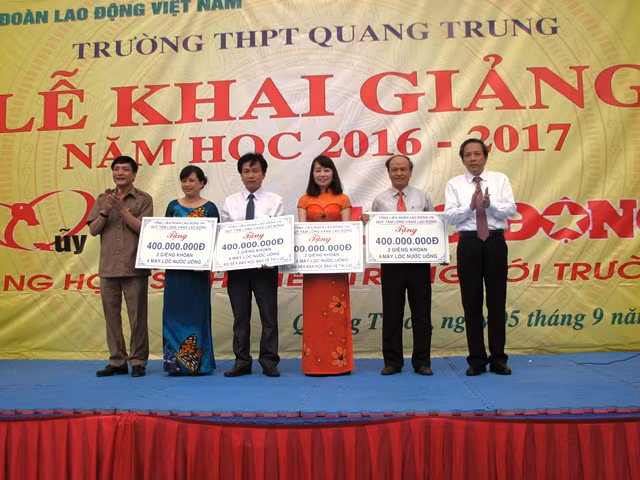Trào quà cho giáo viên và học sinh 4 tỉnh miền Trung tại trường THPT Quang Trung Trào quà cho giáo viên và học sinh 4 tỉnh miền Trung tại trường THPT Quang Trung