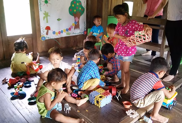 Chỉ khi đến lớp, các em nhỏ mới có đồ chơi (Ảnh: Thủy Phan)