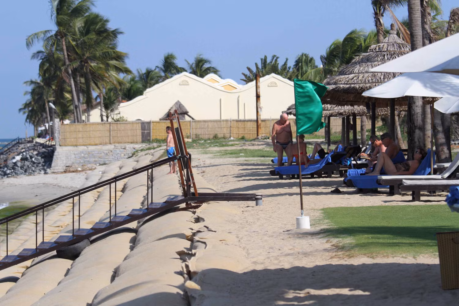 Du khách nước ngoài tắm biển, nghỉ ngơi trên bờ biển như thế này...Ai cũng luyến tiếc về một bờ biển thơ mộng và đẹp nhất miền Trung ngày xưa đã dần bị xóa sổ!
