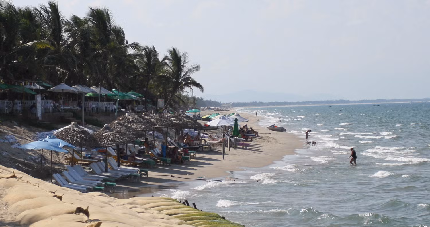 ...mọi ý tưởng vẫn đang là "ý tưởng", bờ biển Cửa Đại bây giờ đã dần mất đi.