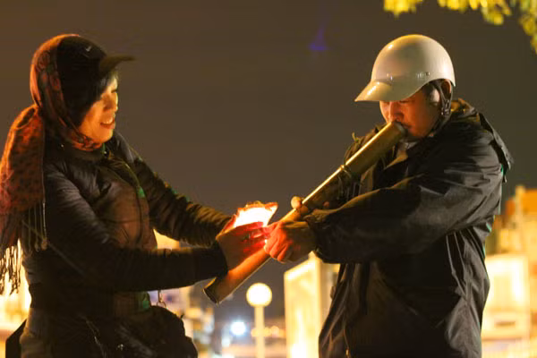 Hà Nội những ngày đầu đông, nhiệt độ xuống thấp khiến mọi người áo khoác, khăn quàng kín đầu kín cổ. Hà Nội những ngày đầu đông, nhiệt độ xuống thấp khiến mọi người áo khoác, khăn quàng kín đầu kín cổ.