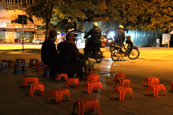 Những quán nước quanh hồ Gươm vắng tanh dù mới chỉ 22h đêm. Những quán nước quanh hồ Gươm vắng tanh dù mới chỉ 22h đêm.
