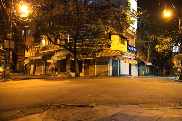 Phố phường Hà Nội về đêm trở nên vắng vẻ và "đi ngủ" sớm hơn những ngày thường. Phố phường Hà Nội về đêm trở nên vắng vẻ và "đi ngủ" sớm hơn những ngày thường.