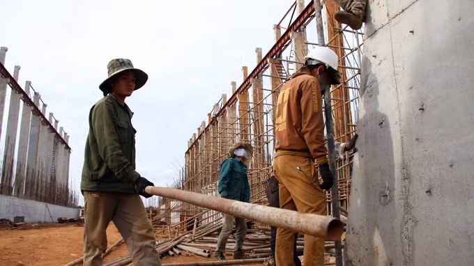 Công nhân Việt Nam tại công trường xây dựng nhà máy Alumin Nhân cơ - Ảnh: Tr.Tân